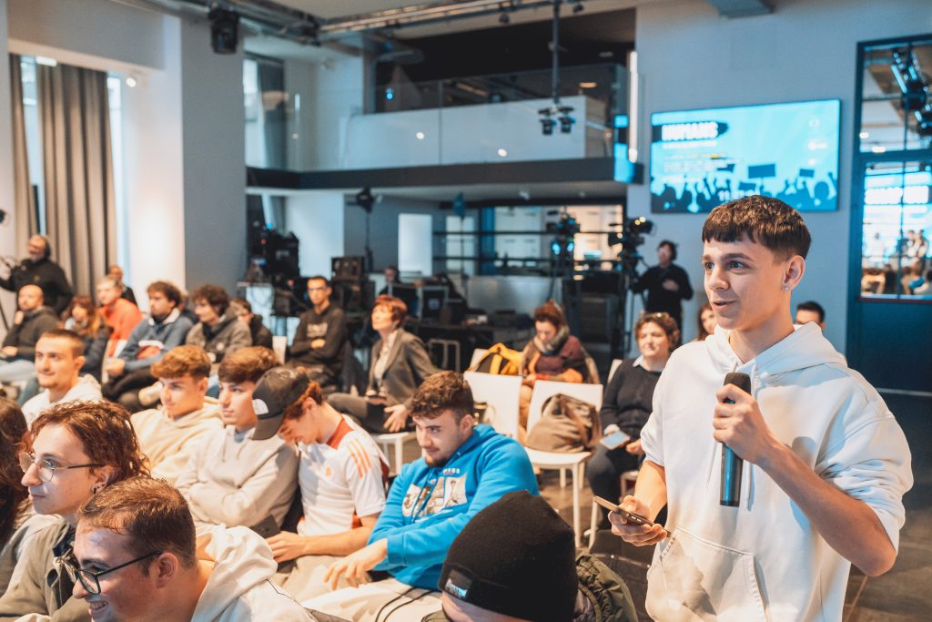 UMANS In difesa dei diritti umani. Amnesty International Italia: 50 anni senza stare mai in silenzio.